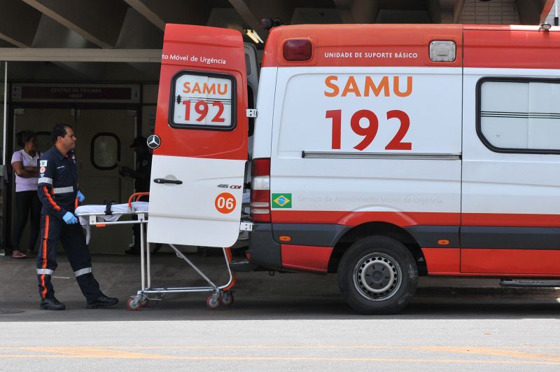 Crédito: Helio Montferre/Esp.CB/D.A. Press. Brasil. Brasília - DF. Ambulâncias do Samu do Distrito Federal estão paradas. Das 32 ambulâncias, 8 estão paradas. Motoristas se recusam a fazer horas extras e por isso não é possível fechar as  escalas. Na foto, atendimento no Hospital de Base.